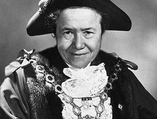 Charlotte Whitton in full mayoral regalia, by Douglas Bartlett, 1954; Library and Archives Canada, CA19128.