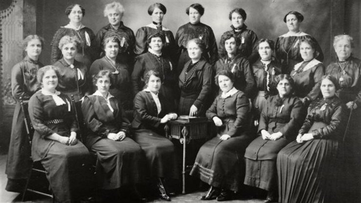 Les gardiennes de l'école Guigues d'Ottawa, 1916. University of Ottawa, Centre for Research on French Canadian Culture.