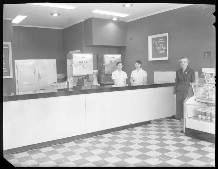 [Fig.1] Clark Dairy Bar at Westgate Shopping Centre (May 1955) – Cliff Buckman/City of Ottawa Archives/MG393-NP-36461-001. 