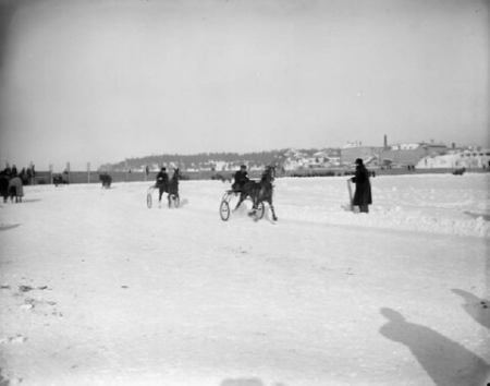 Ice racing on the Ottawa River, 1902. 