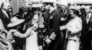 The 1939 Royal Visit to Canada by King George VI and Queen Elizabeth included the unveiling of the National War Memorial in Ottawa. The King and Queen are shaking hands, centre. Prime Minister Mackenzie King, far left; Gov. Gen. Lord Tweesmuir is far right.